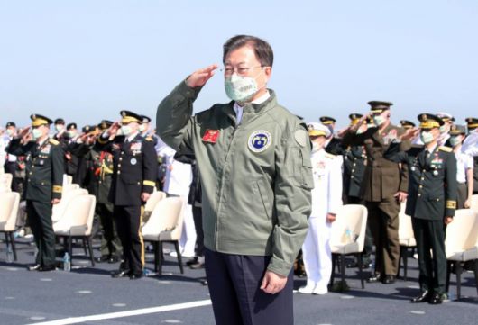 [포항=뉴시스] 김진아 기자 = 문재인 대통령이 1일 경북 포항 영일만 해상 마라도함에서 열린 제73주년 국군의 날 기념식에서 경례하고 있다. 2021.10.01.
