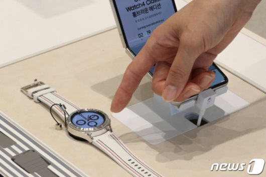 (서울=뉴스1) 성동훈 기자 = 26일 오후 서울 마포구 디지털프라자 홍대본점에 진열된 갤럭시 워치4 톰브라운 에디션.   삼성전자는 패션 브랜드 톰브라운과 협업한 ‘갤럭시 워치4 클래식 톰브라운 에디션’을 온라인 추첨 방식으로 한정 판매한다고 23일 밝혔다. 응모는 오는 29일 오전 9시부터 오후 6시까지 삼성전자 홈페이지에서 진행할 수 있으며, 당첨자 발표는 30일이다. 가격은 95만원이다. 2021.9.26/뉴스1