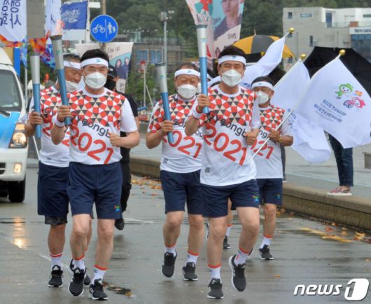 (포항=뉴스1) 최창호 기자 = 이강덕 경북 포항시장(오른쪽)과 정헤종 포항시의회 의장이 6일 북구 영일대 해수욕장 해상누각에서 열린 제102회 전국체육대회와 제41회 전국장애인체육대회 성화봉송식 행사에서 힘차게 달리고 있다. 2021.10.6/뉴스1