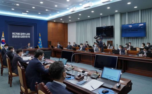 [서울=뉴시스김진아 기자 = 문재인 대통령이 5일 청와대 여민관에서 열린 수석보좌관회의에서 발언하고 있다. 2021.07.05.