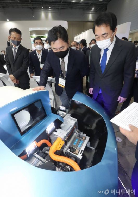 문승욱 산업통상자원부 장관, 박수현 청와대 국민소통수석, 김종민 더불어민주당 의원, 윤순진 탄소중립위원장, 허성무 창원시장, 박종면 머니투데이 대표를 비롯한 참석자들이 6일 경기 고양시 킨텍스에서 열린 '2021 그린뉴딜 엑스포' 개막식에서 포스코 SPS 부스를 둘러보고 있다. /사진=홍봉진 기자 honggga@