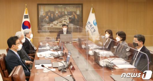 (서울=뉴스1) = 이주열 한국은행 총재가 15일 오전 서울 중구 한국은행에서 열린 금융통화위원회 본회의를 주재하고 있다.  (한국은행 제공) 2021.4.15/뉴스1