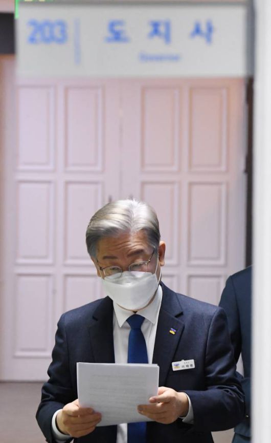 [수원=뉴시스] 김종택기자 = 더불어민주당 제20대 대통령 후보로 선출된 이재명 경기도지사가 12일 오후 경기도 수원시 경기도청에서 긴급 현안 기자회견을 하기 위해 브리핑룸으로 이동하고 있다. 2021.10.12.