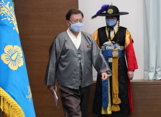 [서울=뉴시스 김진아 기자 = 문재인 대통령이 12일 오전 청와대 여민관 영상회의실에서 열린 국무회의에 가을 한복문화주간을 맞아 한복을 입고 참석하고 있다. 2021.10.12.