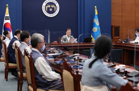 [서울=뉴시스 김진아 기자 = 문재인 대통령이 12일 오전 청와대 여민관 영상회의실에서 열린 국무회의에서 가을 한복문화주간을 맞아 한복을 입고 발언을 하고 있다. 2021.10.12.