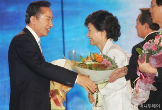 2007년 08월20일 올림픽 체조경기장에서 열린 한나라당 대선 후보 선출을 위한 전당대회에서 박근혜 후보가 이명박 후보에게 축하의 인사를 건네고 있다. 사진=홍기원