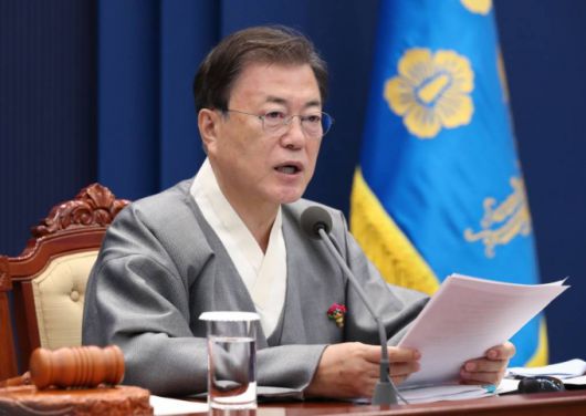 [서울=뉴시스 김진아 기자 = 문재인 대통령이 12일 오전 청와대 여민관 영상회의실에서 열린 국무회의에서 가을 한복문화주간을 맞아 한복을 입고 발언을 하고 있다. 2021.10.12.