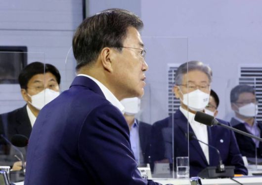 [세종=뉴시스] 김진아 기자 = 문재인 대통령이 14일 오후 세종시 정부세종컨벤션센터에서 열린 '균형발전 성과와 초광역협력 지원전략 보고'행사에서 발언하고 있다. 오른쪽은 더불어민주당 대선후보인 이재명 경기도지사. 2021.10.14.