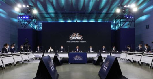 [세종=뉴시스] 김진아 기자 = 문재인 대통령이 14일 오후 세종시 정부세종컨벤션센터에서 열린 '균형발전 성과와 초광역협력 지원전략 보고'행사에서 발언을 하고 있다. 2021.10.14.