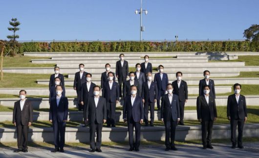 [세종=뉴시스] 김진아 기자 = 문재인 대통령이 14일 오후 세종시 정부세종컨벤션센터에서 열린 '균형발전 성과와 초광역협력 지원전략 보고'행사를 마치고 대통령 기록관 앞으로 이동해 기념사진을 촬영하고 있다. 1열 왼쪽부터 김순은 자치분권위원장, 김사열 국가균형발전위원장, 김부겸 국무총리, 문 대통령, 송하진 시도지사협의회장(전라북도지사), 이춘희 세종특별자치시장, 이시종 충청북도지사, 2열 왼쪽부터 류훈 서울특별시 행정2부시장, 양승조 충청남도지사, 송철호 울산광역시장, 이용섭 광주광역시장, 이재명 경기도지사, 김영록 전라남도지사, 박남춘 인천광역시장, 3열 왼쪽부터 강성조 경상북도 부지사, 구만섭 제주특별자치도지사 권한대행, 하병필 경상남도지사 권한대행, 허태정 대전광역시장, 권영진 대구광역시장, 4열 왼쪽부터 박형준 부산광역시장, 최문순 강원도지사. 2021.10.14.