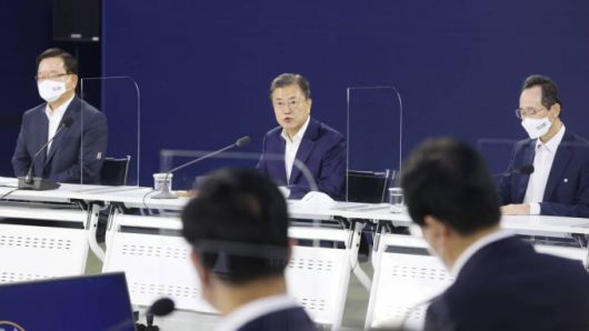 [세종=뉴시스 김진아 기자 = 문재인 대통령이 14일 오후 세종시 정부세종컨벤션센터에서 열린 '균형발전 성과와 초광역협력 지원전략 보고'행사에서 발언하고 있다. 2021.10.14.