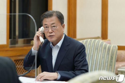 (서울=뉴스1) = 문재인 대통령이 15일 청와대 관저 회의실에서 기시다 후미오 일본 총리와 통화하고 있다.(청와대 제공) 2021.10.15/뉴스1