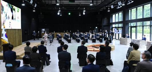 [서울=뉴시스] 전진환 기자 = 문재인 대통령이 18일 서울 용산구 노들섬다목적홀에서 열린 2050 탄소중립위원회 제2차 전체회의에 참석한 가운데 윤순진 민간위원장의 추진경과 보고를 듣고 있다. 2021.10.18.