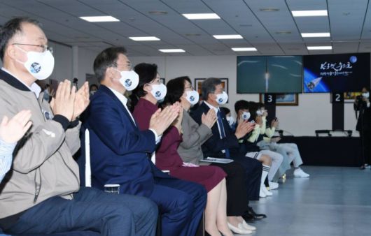 [고흥=뉴시스] 전진환 기자 = 문재인 대통령과 김정숙 여사가 21일 오후 전남 고흥 나로우주센터 연구동에서 한국형 발사체 '누리호(KSLV-2)'의 발사를 참관하고 있다. 2021.10.21.