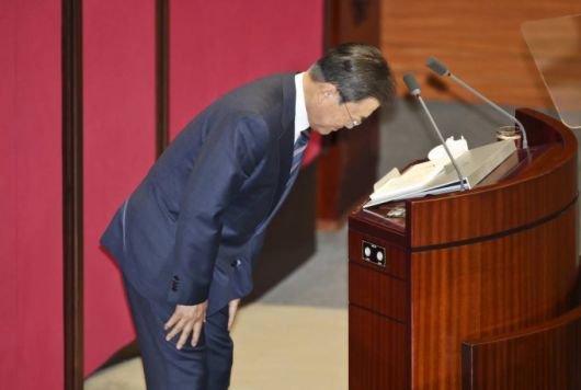 [서울=뉴시스] 최진석 기자 = 문재인 대통령이 25일 서울 여의도 국회 본회의장에서 열린 2022년도 예산안 시정연설에 앞서 고개숙여 인사하고 있다. (공동취재사진) 2021.10.25.