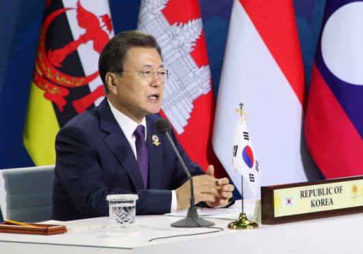 [서울=뉴시스] 김진아 기자 = 문재인 대통령이 26일 청와대 충무실에서 열린 제22차 한-아세안 화상 정상회의에서 발언하고 있다. 2021.10.26.