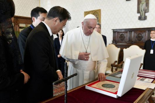 [바티칸=뉴시스] 김진아 기자 = 바티칸 교황청을 공식 방문한 문재인 대통령과 부인 김정숙 여사가 29일(현지시간) 프란치스코 교황과 대화하고 있다. (사진=바티칸 제공) 2021.10.29. *재판매 및 DB 금지