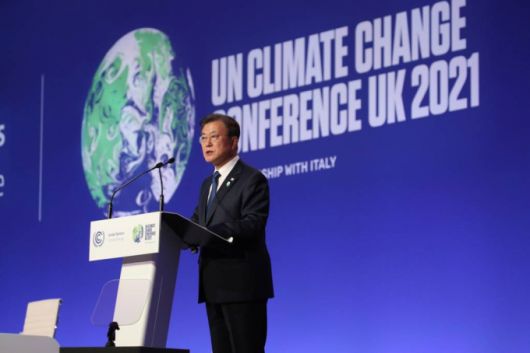 [글래스고=뉴시스] 김진아 기자 = 문재인 대통령이 1일(현지시간) 영국 글래스고 SEC에서 열린 제26차 유엔 기후변화협약 당사국총회(COP26)에서 연설을 하고 있다. 2021.11.02.