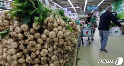 본격적인 김장철을 앞두고 29일 서울 한 마트에서 시민들이 김장준비를 하고 있다. 지난 28일 농림축산식품부는 김장 채소 공급을 늘려 비용 부담을 완화하기 위한 '김장채소 수급안정 대책'을 발표했다/사진=뉴스1