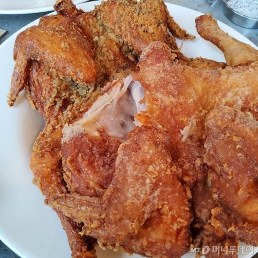 다리 한 쪽이 뜯긴 '파더's 치킨 와사비맛, 아직 온전한 사진 위쪽에 위치한 '파더's 치킨 갈릭맛./사진=구단비 기자