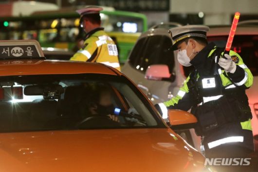 지난 6일 새벽 서울 송파구 방이삼거리에서 경찰이 비접촉식 단속기를 이용해 음주운전 단속을 하고 있다 /사진=뉴시스