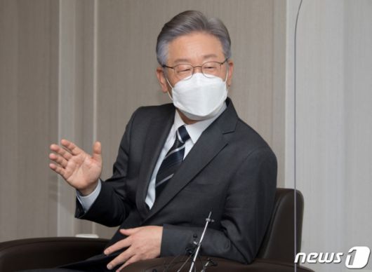 (서울=뉴스1) 국회사진취재단 = 이재명 더불어민주당 대선후보가 10일 오후 서울 중구 세종대로 대한상공회의소에서 열린 기업인들과 간담회에서 최태원 대한상의 회장과 대화하고 있다. 2021.11.10/뉴스1