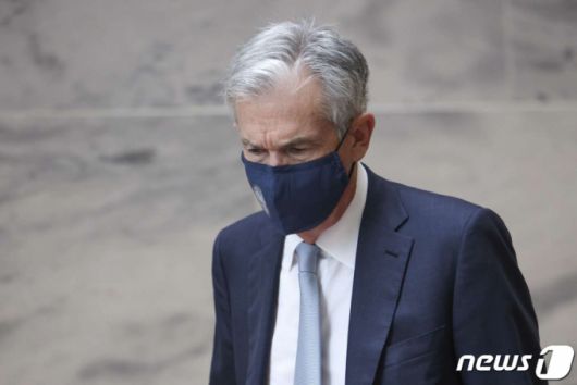 제롬 파월 미국 연방준비제도(Fed) 의장이 6일(현지시간) 상원의원들과 회의에 참석하기 위해 워싱턴 의사당으로 가고 있다/사진=워싱턴 AFP·뉴스1