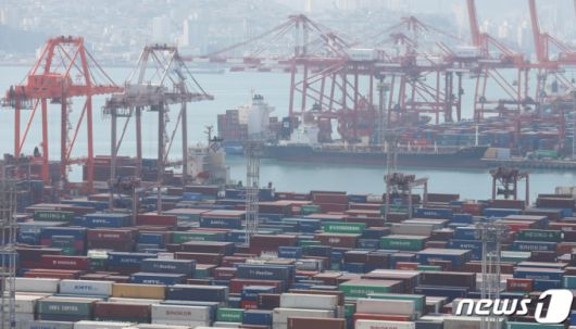 1일 오전 부산항 감만부두와 신선대부두에 컨테이너선이 화물을 선적하고 있다. /사진=뉴스1