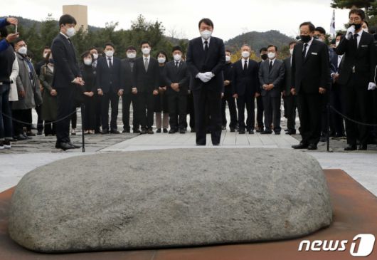 윤석열 국민의힘 대선 후보가 11일 오후 경남 김해시 봉하마을 故노무현 전 대통령 묘역을 찾아 너럭바위 앞에서 묵념하고 있다. 2021.11.11/뉴스1