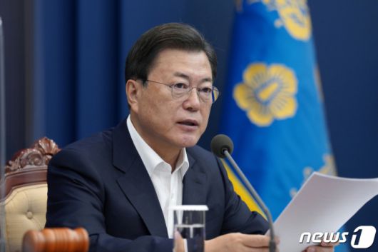 (서울=뉴스1) 이광호 기자 = 문재인 대통령이 9일 오전 청와대 여민관 영상회의실에서 열린 국무회의에 참석해 발언하고 있다. 2021.11.9/뉴스1