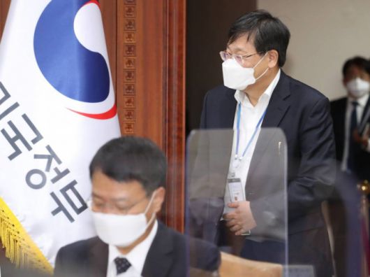 [서울=뉴시스 김명원 기자 = 안일환 청와대 경제수석이 18일 오전 서울 종로구 정부서울청사에서 열린 제1차 대외경제안보 전략회의에 참석하고 있다. 2021.10.18.