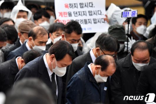 윤석열 국민의힘 대선 후보가 10일 오후 광주 북구 운정동 국립 5·18 민주묘지 추모탑에 헌화. 분향하려다 오월 어머니회 등 광주지역시민단체의 항의에 가로막혀 추모탑 입구에서 묵념으로 참배를 대신하고 있다. 2021.11.10/뉴스1