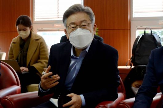 [거제=뉴시스] 차용현 기자 = 매타버스(매주 타는 민생버스)를 타고 전국순회에 나선 더불어민주당 이재명 대통령후보가 14일 오전 경남 거제시 대우조선해양 타운홀에서 대우조선소 경영진과 간담회를 가지고 있다. 2021.11.14.