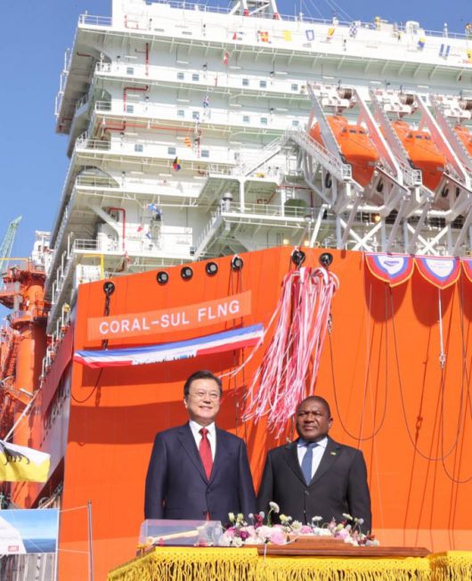 [거제=뉴시스] 전진환 기자 = 문재인 대통령과 필리프 뉴지 모잠비크 대통령이 15일 경남 거제시 삼성중공업 거제조선소에서 열린 한-모잠비크 부유식 해양 LNG 액화 플랜트(FLNG)선 출항 명명식에서 명명줄을 자른 뒤 코랄호를 배경으로 기념촬영하고 있다. 2021.11.15.