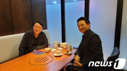 국민의힘 대선후보인 윤석열 전 검찰총장이 지난달 9일 당 대선 경선 후보였던 장성민 세계와동북아평화포럼 이사장과 오찬을 함께했다.(윤석열 페이스북) /사진=뉴스1