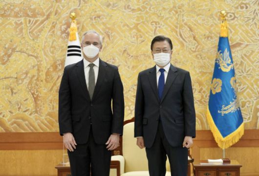 [서울=뉴시스] 전진환 기자 = 문재인 대통령이 16일 오전 청와대 본관 접견실에서 리처드 해쳇 감염병혁신연합(CEPI) 대표를 접견, 기념촬영을 하고 있다. 2021.11.16.