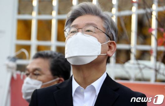 이재명 더불어민주당 대선 후보가 15일 오후 서울 세종대로 정부서울청사 앞에 차려진 지역화폐·골목상권살리기 운동본부 농성 현장을 방문해 소상공인·자영업자들의 발언을 경청하며 생각에 잠겨 있다./사진=뉴스1