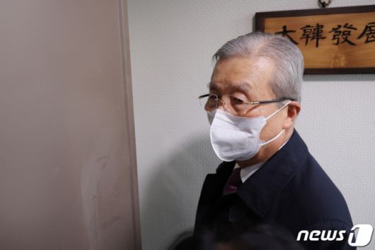 김종인 전 국민의힘 비상대책위원장이 17일 서울 종로구 대한발전전략연구원 사무실로 향하며 취재진 질의에 답하고 있다. 김 전 위원장은 윤석열 대선후보의 총괄선대위원장으로 거론되고 있다.  /사진=뉴스1