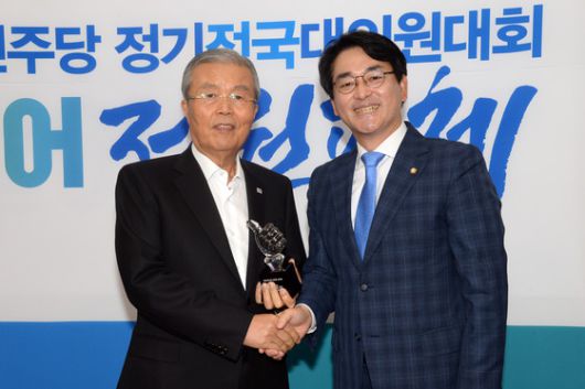 = 김종인 전 위원장과 박용진 의원. (더불어민주당 제공)2016.8.24/뉴스1