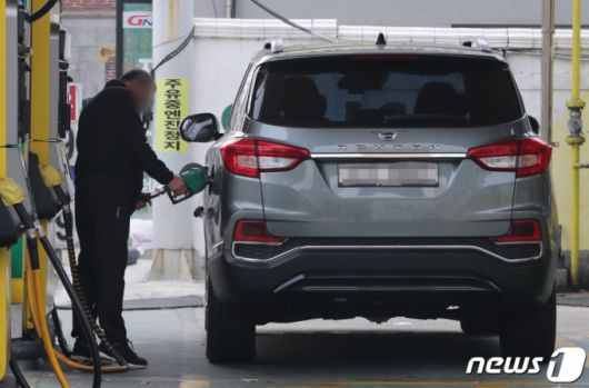 지난 19일 서울시내 한 주유소에서 한 시민이 주유를 하고 있다/사진=뉴스1