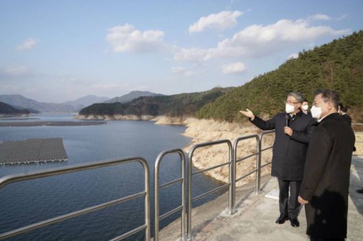 [합천=뉴시스] 전진환 기자 = 문재인 대통령이 24일 경남 합천댐 수상태양광 발전개시를 기념해 현장을 찾아 박재현 한국수자원공사 사장으로부터 수상태양광 관련 보고를 받고 있다. 2021.11.24.