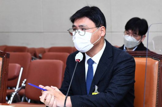 [서울=뉴시스] 최동준 기자 = 김의철 한국방송공사 사장 후보자가 22일 서울 여의도 국회 과학기술정보방송통신위원회에서 열린 인사청문회에서 질의에 답변하고 있다. (공동취재사진) 2021.11.22.