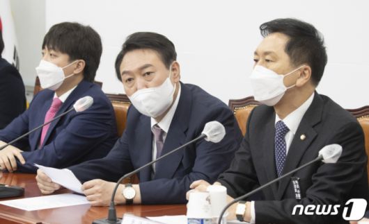 윤석열 국민의힘 대선후보(가운데)가 25일 국회에서 열린 최고위원회의에서 선거대책위원회 본부장 인선 결과를 발표하고 있다. 2021.11.25/뉴스1