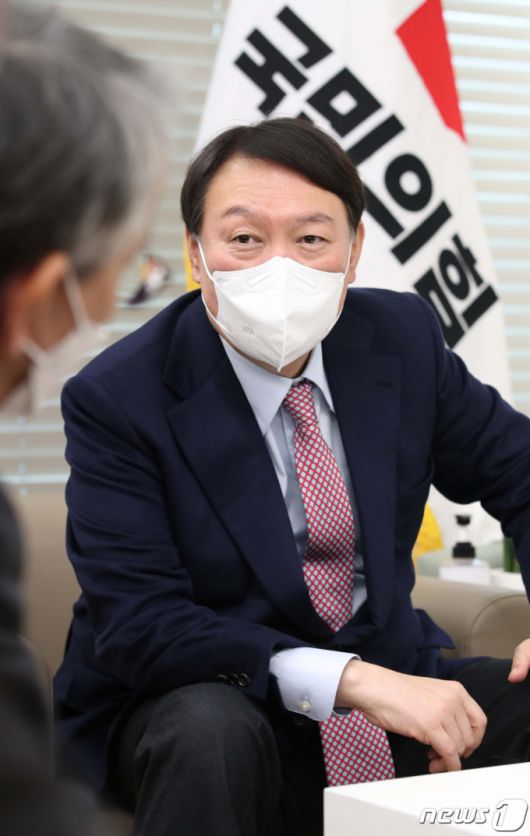 (서울=뉴스1) 오대일 기자 = 윤석열 국민의힘 대선 후보가 26일 오전 서울 여의도 국민의힘 당사에서 아이보시 고이치 주한 일본대사를 접견하고 있다. 2021.11.26/뉴스1