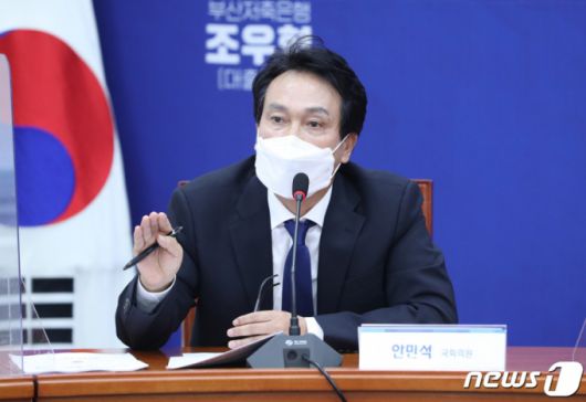 지난달 19일 국회에서 열린 더불어민주당 '화천대유 토건비리 진상규명 태스크포스(TF)' 2차 회의에서 안민석 의원이 발언하고 있다. /사진=뉴스1