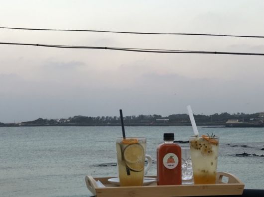 제주 구좌읍 세화리마을협동조합이 운영하는 '세화477플러스' 제품과 해변./사진=이재윤 기자