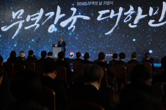 [서울=뉴시스 전진환 기자 = 문재인 대통령이 6일 오전 서울 삼성동 코엑스에서 열린 제58회 무역의 날 기념식에 참석해 축사를 하고 있다. 2021.12.06.