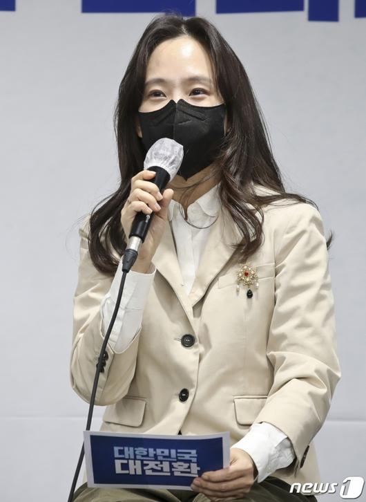 (서울=뉴스1) = 1일 서울 여의도 중앙당사에서 열린 이재명 더불어민주당 대선 후보의 국가인재 1차 MZ세대 전문가 영입 발표에서 김윤이 뉴로어소시에이츠 대표가 인사말을 하고 있다. 2021.12.1/뉴스1