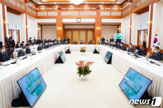 (서울=뉴스1) 유승관 기자 = 문재인 대통령이 탄소중립선언 1주년인 10일 오후 청와대 충무실에서 열린 탄소중립 선도기업 초청 전략 보고회에서 모두발언을 하고 있다. (청와대 제공) 2021.12.10/뉴스1