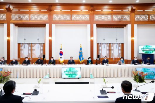 (서울=뉴스1) 유승관 기자 = 문재인 대통령이 탄소중립선언 1주년인 10일 오후 청와대 충무실에서 열린 탄소중립 선도기업 초청 전략 보고회에서 모두발언을 하고 있다. (청와대 제공) 2021.12.10/뉴스1